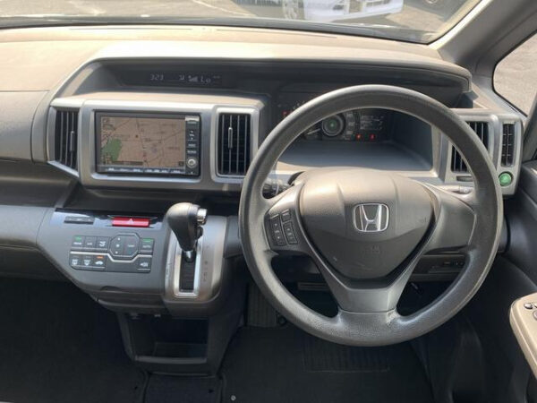 HONDA STEP WAGON - Image 13
