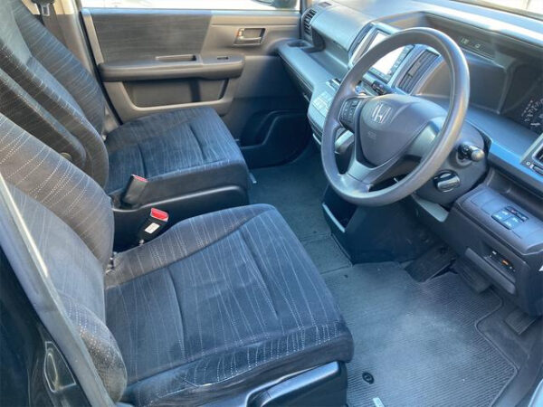 HONDA STEP WAGON - Image 13