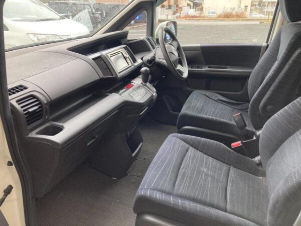 HONDA STEP WAGON - Image 18
