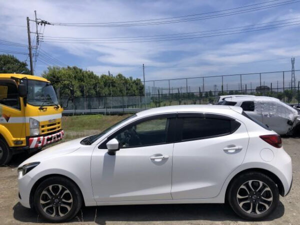 MAZDA DEMIO - Image 3