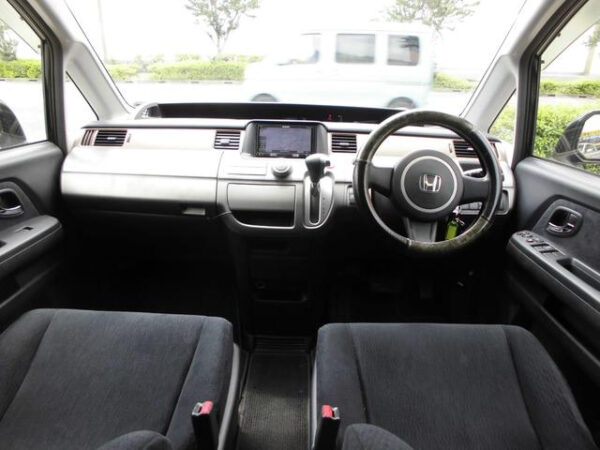 HONDA STEP WAGON - Image 22