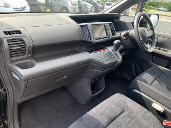 HONDA STEP WAGON - Image 23