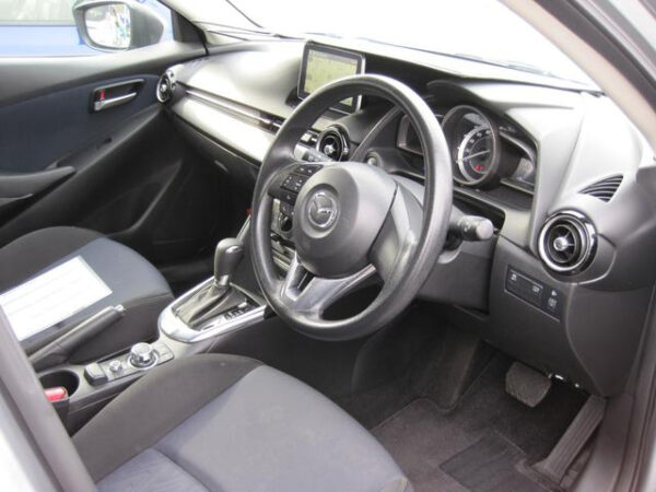 MAZDA DEMIO - Image 5