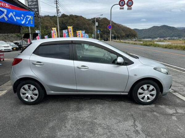 MAZDA DEMIO - Image 5