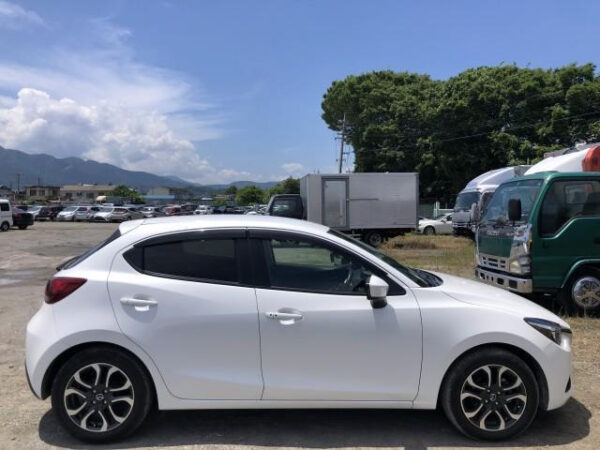 MAZDA DEMIO - Image 7