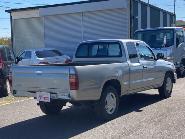 TOYOTA HILUX - Image 8