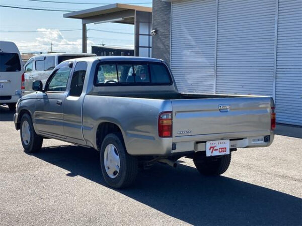 TOYOTA HILUX - Image 9