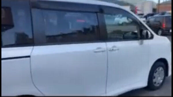 TOYOTA VOXY 2010 - Image 2
