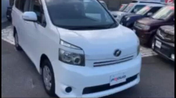 TOYOTA VOXY 2010