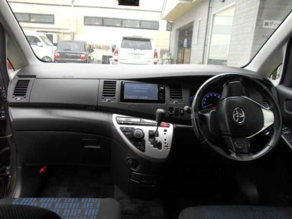 TOYOTA ISIS 2016 - Image 14